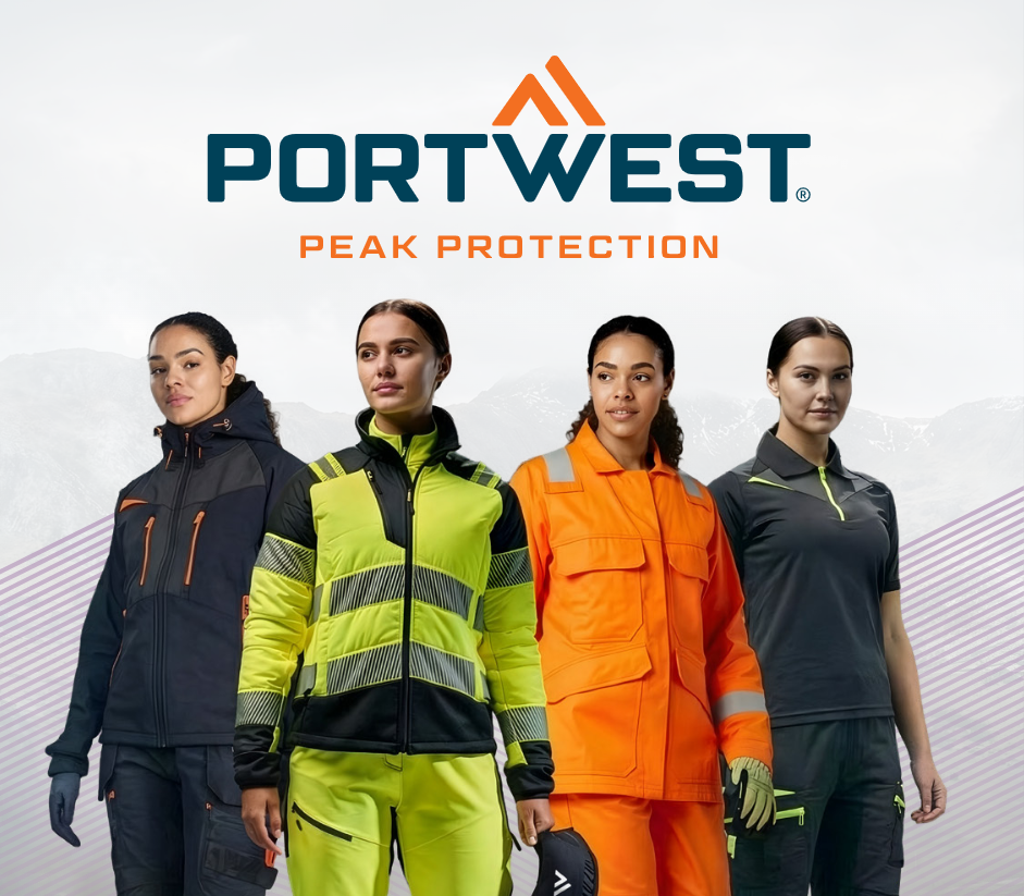 Vier vrouwen in werkkleding staan naast elkaar. Op de achtergrond is een vervaagd berglandschap met een streeppatroon te zien. Bovenaan staat het blauw-oranje logo van de fabrikant Portwest.
