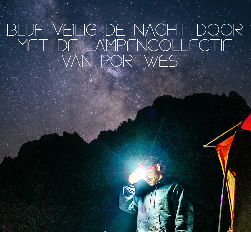 Afbeelding van een man voor een donkere bergkam. De man staat naast een tent en draagt een hoofdlamp. Op de achtergrond is een sterrenhemel te zien. Boven in de afbeelding staat de titel: veilig door de nacht met de lampencollectie van Portwest.