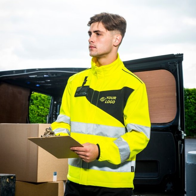 Werknemer in gele beschermende kleding houdt een klembord vast.