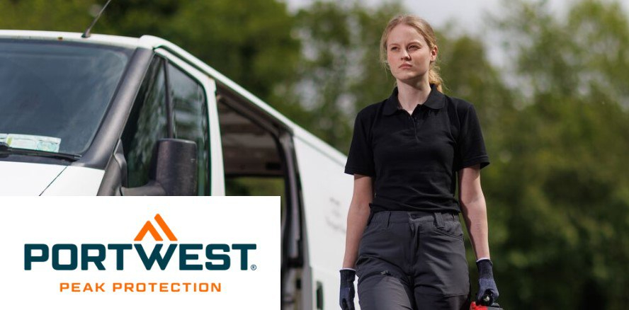 Blonde vrouw in een zwarte polo, grijze werkbroek en handschoenen, met een gereedschapskist. Op de achtergrond ziet u wazig groene bomen en een grijsblauwe lucht. Links van haar staat een witte bestelwagen met een open schuifdeur. Het blauw-oranje logo van fabrikant Portwest, tegen een witte achtergrond, vult de linkeronderhoek.