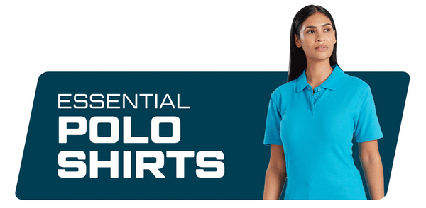 Blauwe banner met de tekst "Essential Polo Shirts" en een afbeelding van een donkerharige vrouw in een aquamarijn poloshirt.