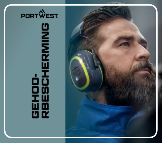 Een man met bruin haar en een baard draagt een blauwe jas en grijze gehoorbescherming met gele details. Links in de afbeelding staat "Gehoorbescherming" en de naam van de fabrikant Portwest. Een link naar onze gehoorbescherming is toegevoegd.