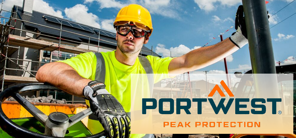 Bouwvakker met veiligheidsbril, helm en handschoenen op een bouwplaats; op de voorgrond het logo van Portwest met de slogan "Peak Protection".