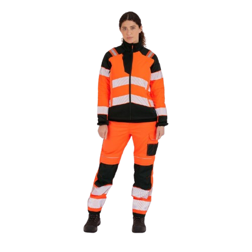 Werkneemster in oranje-zwarte werkkleding. Ze heeft bruin haar en kijkt recht in de camera. Er is een link naar de PW3 high-visibility stretch werkbroek voor dames PW385 toegevoegd.