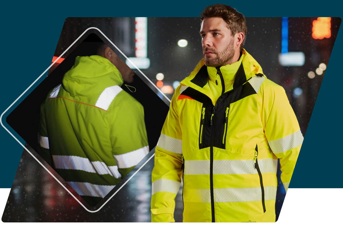 Een arbeider in gele high-vis kleding met reflecterende strepen en zwarte details. Op de achtergrond is een donkere straat te zien met vervaagde verlichting. Links in het beeld is de achterkant van de jas weergegeven.