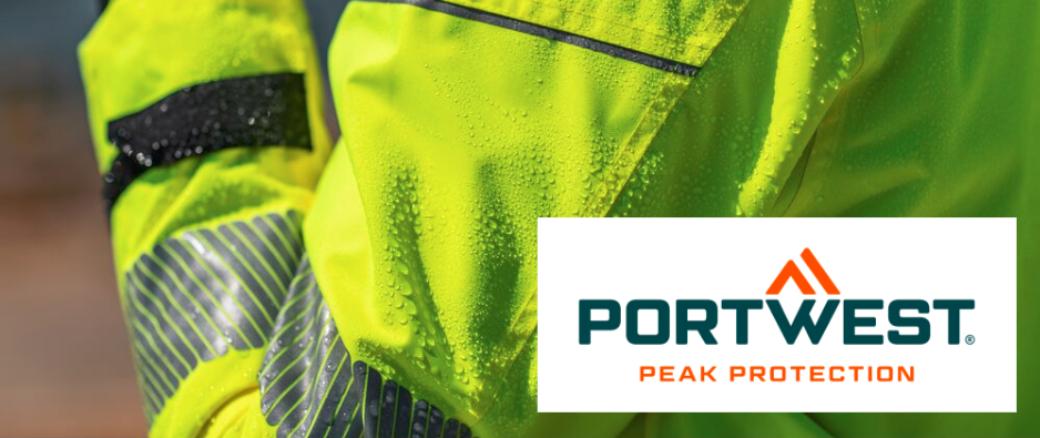 Close-up van de PW3 ademende regenjas Extreme PW360 in geel met reflecterende strepen. Regendruppels rollen van het waterdichte materiaal af. Het logo van de fabrikant Portwest bevindt zich in de rechteronderhoek van de afbeelding.