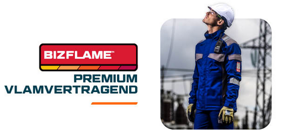 Rood, zwart en oranje logo van de Bizflame-collectie met het onderschrift: Hoogste vlamvertragende weerstand. Ernaast staat een afbeelding van een arbeider, gekleed in blauwe beschermende kleding, handschoenen en een witte helm, die omhoog kijkt. Op de achtergrond zijn elektriciteitskabels en een elektriciteitspaal zichtbaar. Een link naar de Bizflame-collectie is opgenomen.