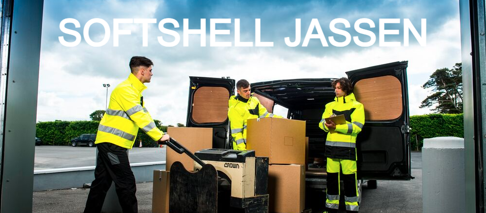 Drie mannen in gele softshelljassen met reflecterende strepen zijn aan het werk voor een open bestelbus met dozen en een palletwagen. 'SOFTSHELLJASSEN' staat bovenaan de afbeelding in grote witte letters.