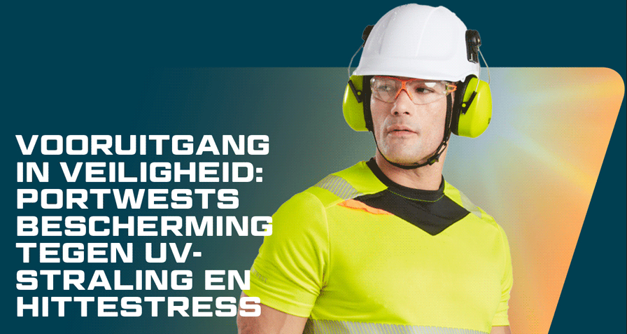 Een arbeider met een witte helm, gele gehoorbescherming, een oranje veiligheidsbril en een geel T-shirt met korte mouwen, zwarte details en reflecterende strepen. Links van de afbeelding staan ​​witte letters: Advanced Security - Portwest's UV and Thermal Solutions.