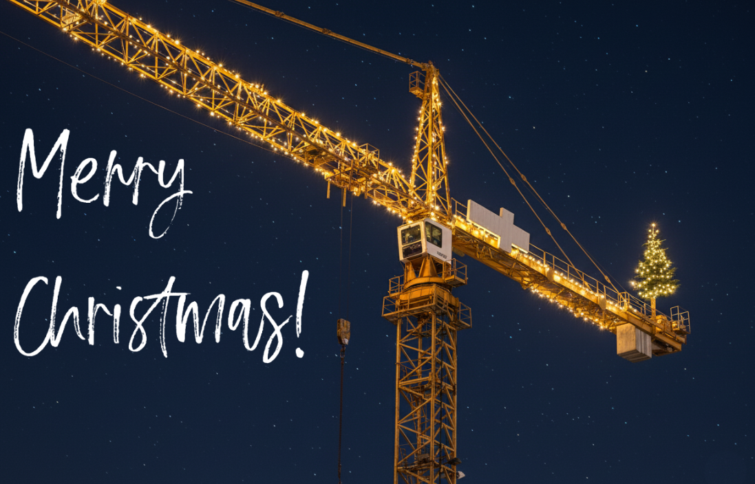 Nachtelijke sc&egrave;ne van een verlichte kraan. Aan het achterste uiteinde van de kraan staat een kerstboom met warmgele verlichting en aan de linkerzijde van het beeld staat &lsquo;Merry Christmas&rsquo; in witte sierletters.