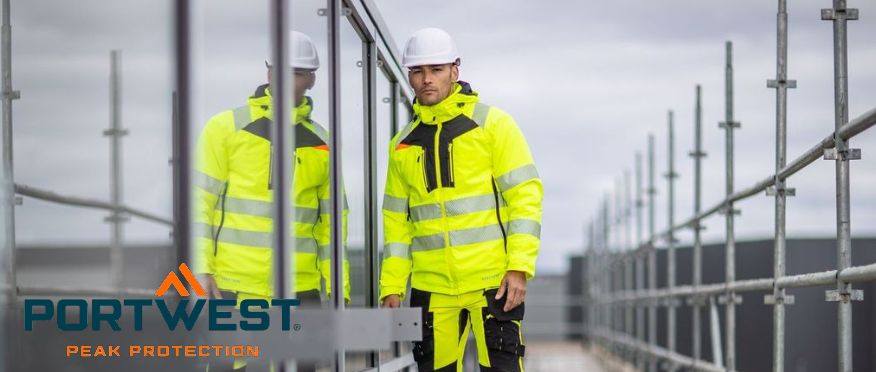 Een arbeider in opvallende gele werkkleding met een witte helm voor een raam. Je kunt zijn weerspiegeling in het glas zien, en in de rechterhelft van de foto zie je het bovenste uiteinde van een steiger.