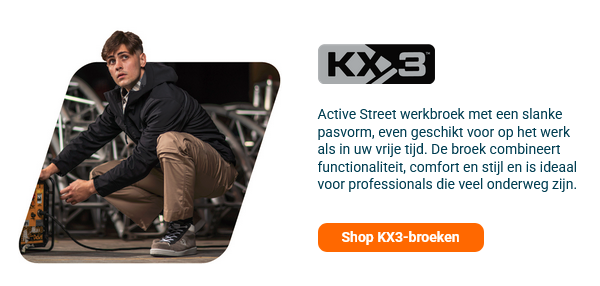 Korte introductie van de KX3-collectie met een afbeelding van een werknemer in casual werkkleding met een beige broek, sneakers en een zwart softshelljack. Hij staat op een podium te werken en zijn hand ligt op een kabeltrommel. Er is een link naar de KX3-collectie beschikbaar.