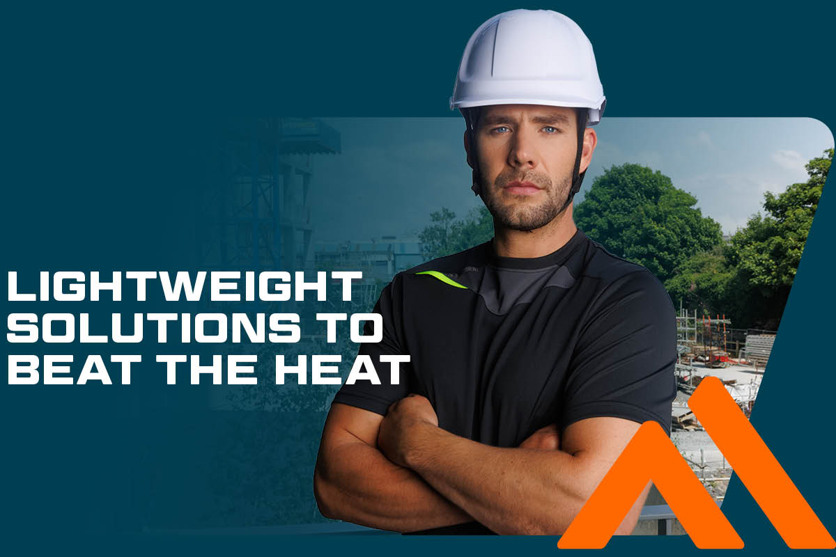Een bouwvakker met een witte helm en een zwart, lichtgewicht functioneel shirt staat met zijn armen over elkaar voor een zomerse bouwplaats. Links op de afbeelding staat in vette witte letters de tekst "Lichtgewicht oplossingen tegen de hitte". Rechtsonder staat een oranje logo met twee gestileerde "A"-vormen.