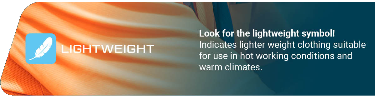Informatiebord met een oranje stoffen achtergrond en een blauw kader met een witte veer en de tekst "LICHTGEWICHT". Rechts daarvan staat: "Let op het lichtgewichtsymbool! Geeft aan dat lichtere kleding geschikt is voor gebruik in warme werkomstandigheden en klimaten."