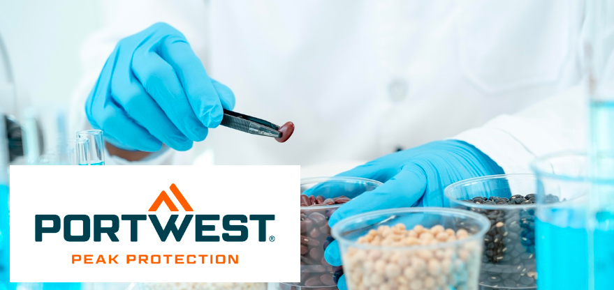 Fragment uit een laboratoriumscène: Twee handen met blauwe wegwerphandschoenen zijn zichtbaar, één met een plastic beker met kidneybonen, de andere met een pincet met een boon. De persoon draagt een witte labjas. Op de tafel staan andere plastic bakjes met andere peulvruchten. Het Portwest-merklogo in blauw en oranje tegen een witte achtergrond staat linksonder op de afbeelding.