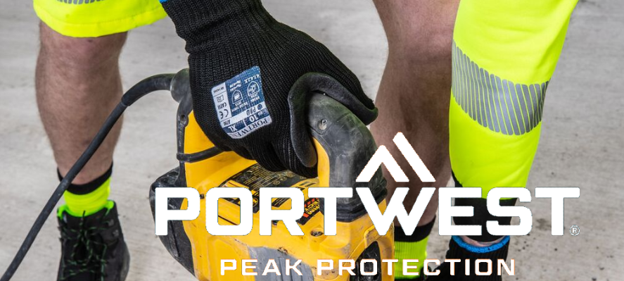 Werknemer draagt Portwest antivibratiehandschoenen tijdens het gebruik van een gele breekhamer. Het witte Portwest-logo met het woord "Peak Protection" is op de voorgrond te zien.
