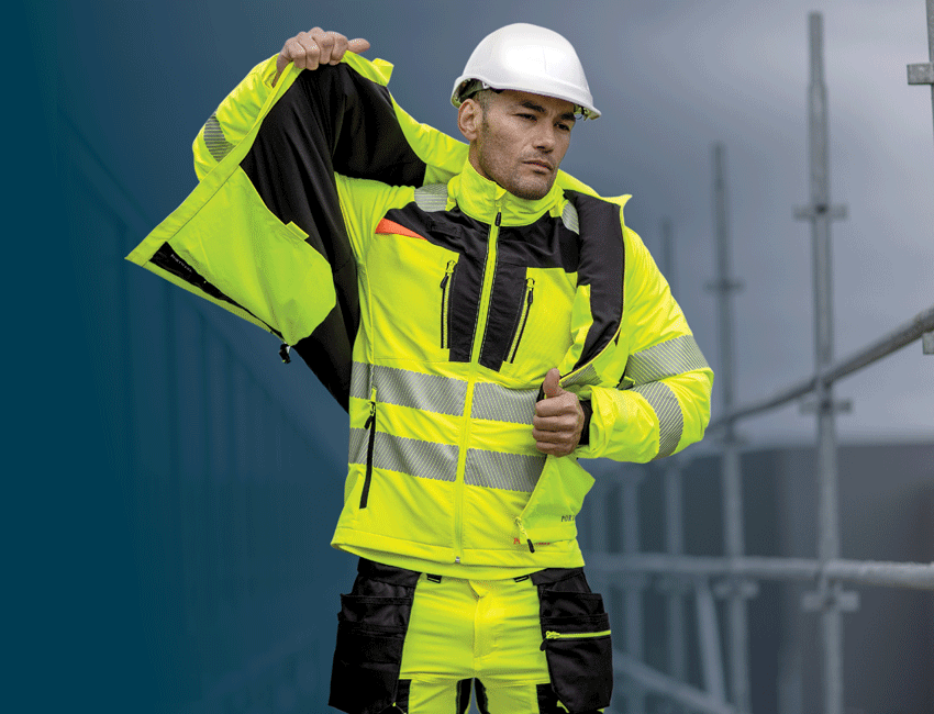 Werknemer met helm in Portwest Winter Hi-Vis werkkleding