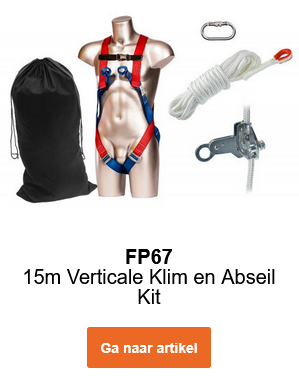 Afbeelding van de valbeveiligingsset 15m FP67 op een pop met zwarte trekkoordtas, karabijnhaken, touw en touwklem. Link leidt naar de productpagina.
