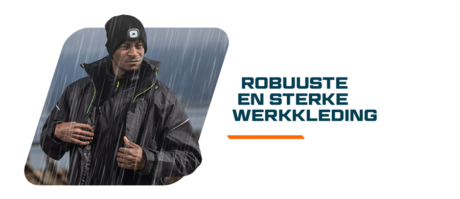 Werknemer in zwarte werkkleding en zwarte pet in de regen. Link naar de werkkleding uit de PW3-serie.