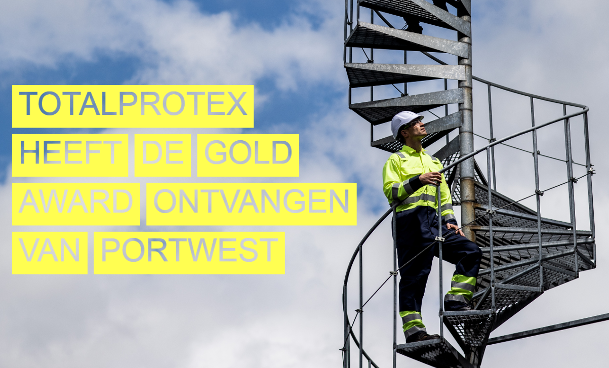 Werknemer in gele waarschuwingskleding beklimt een wenteltrap en kijkt naar de lucht. Op de achtergrond is een blauwe lucht met witte wolken te zien. De afbeelding heeft het onderschrift 'Totalprotex heeft de Gold Award van Portwest ontvangen'.