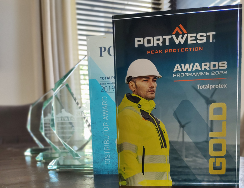 Op de foto zijn de verschillende onderscheidingen te zien die Totalprotex heeft ontvangen. Als eerste is er de Portwest Gold Award.