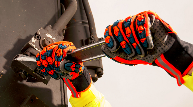 Modelafbeelding van de A726 snijbestendige handschoenen in oranje.